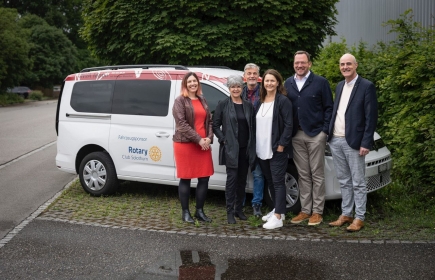 Die Übergabe des beschrifteten Fahrzeugs.